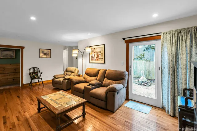 $889,000 | 8 Ocean Avenue, Hampton Bays, NY 11946