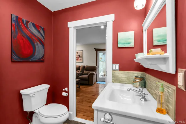 $889,000 | 8 Ocean Avenue, Hampton Bays, NY 11946