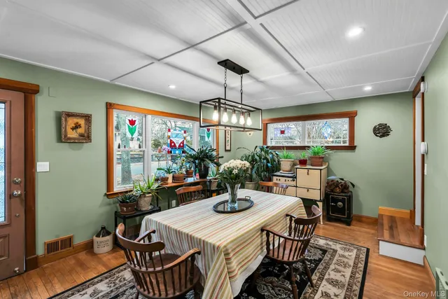 $889,000 | 8 Ocean Avenue, Hampton Bays, NY 11946