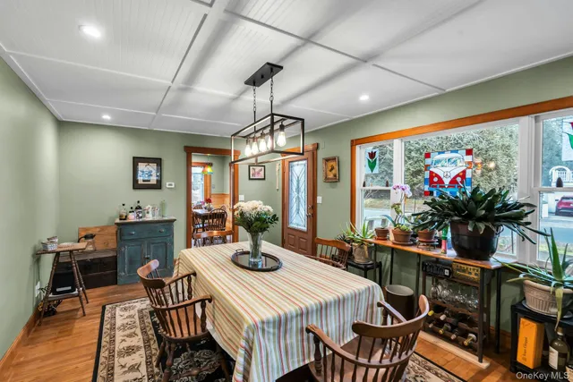 $889,000 | 8 Ocean Avenue, Hampton Bays, NY 11946