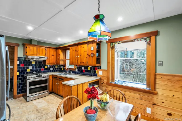 $889,000 | 8 Ocean Avenue, Hampton Bays, NY 11946