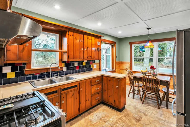 $889,000 | 8 Ocean Avenue, Hampton Bays, NY 11946