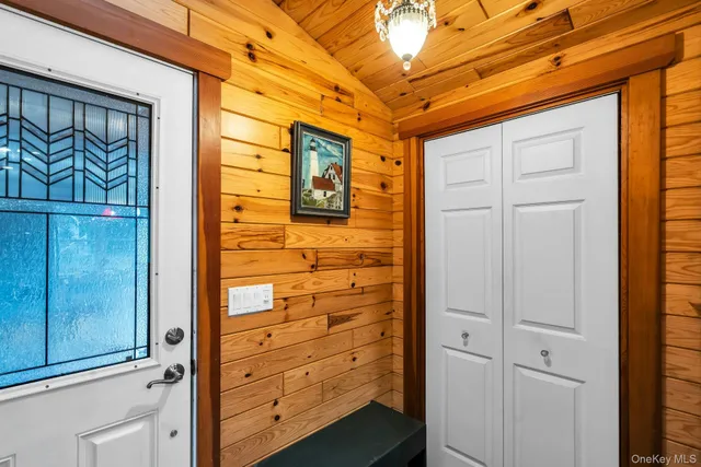 $889,000 | 8 Ocean Avenue, Hampton Bays, NY 11946