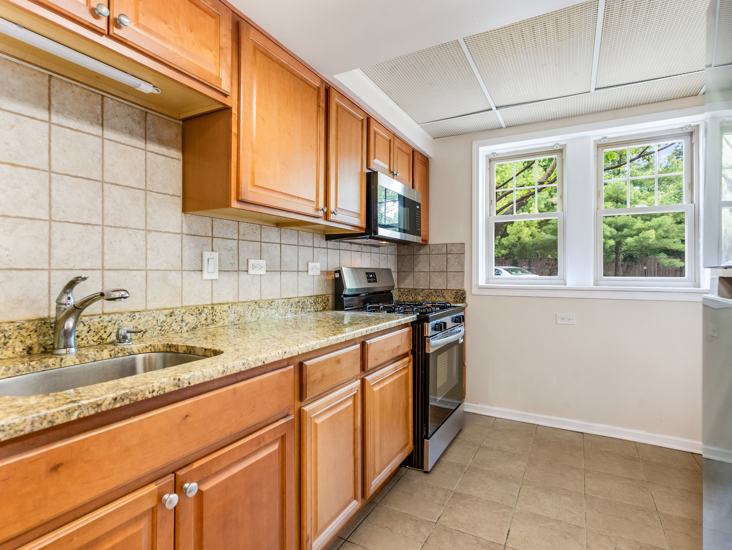 112 Lincoln Avenue, Unit G Riverside, IL 60546 - Photo 10 of 31 Gallery Image 10
