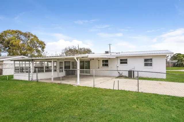 a view of a house with a backyard