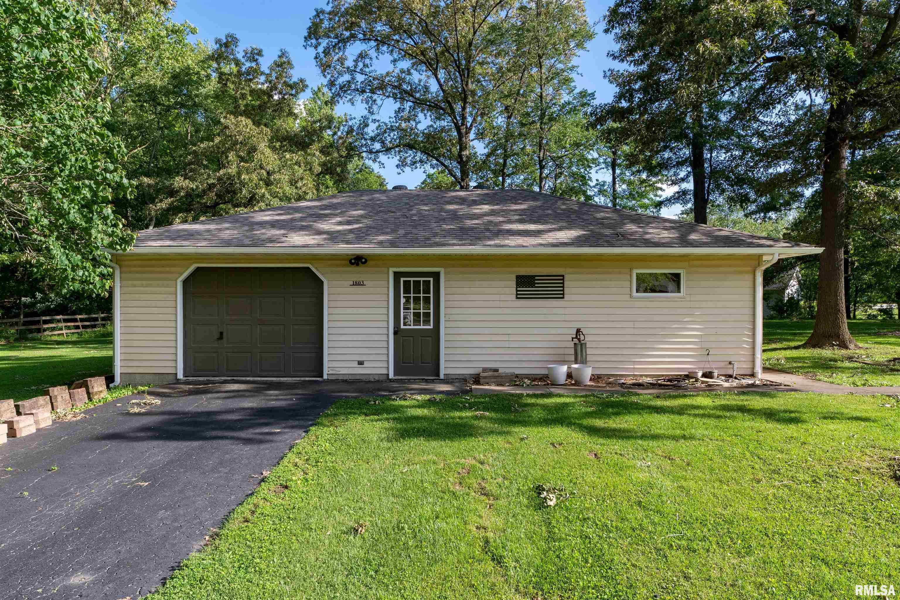 1803 Spring Garden Road Marion, IL 62959 - Photo 3 of 40