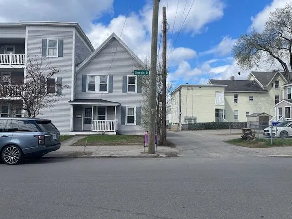 $2,400 | 460 Lincoln Street, Manchester, NH 03103