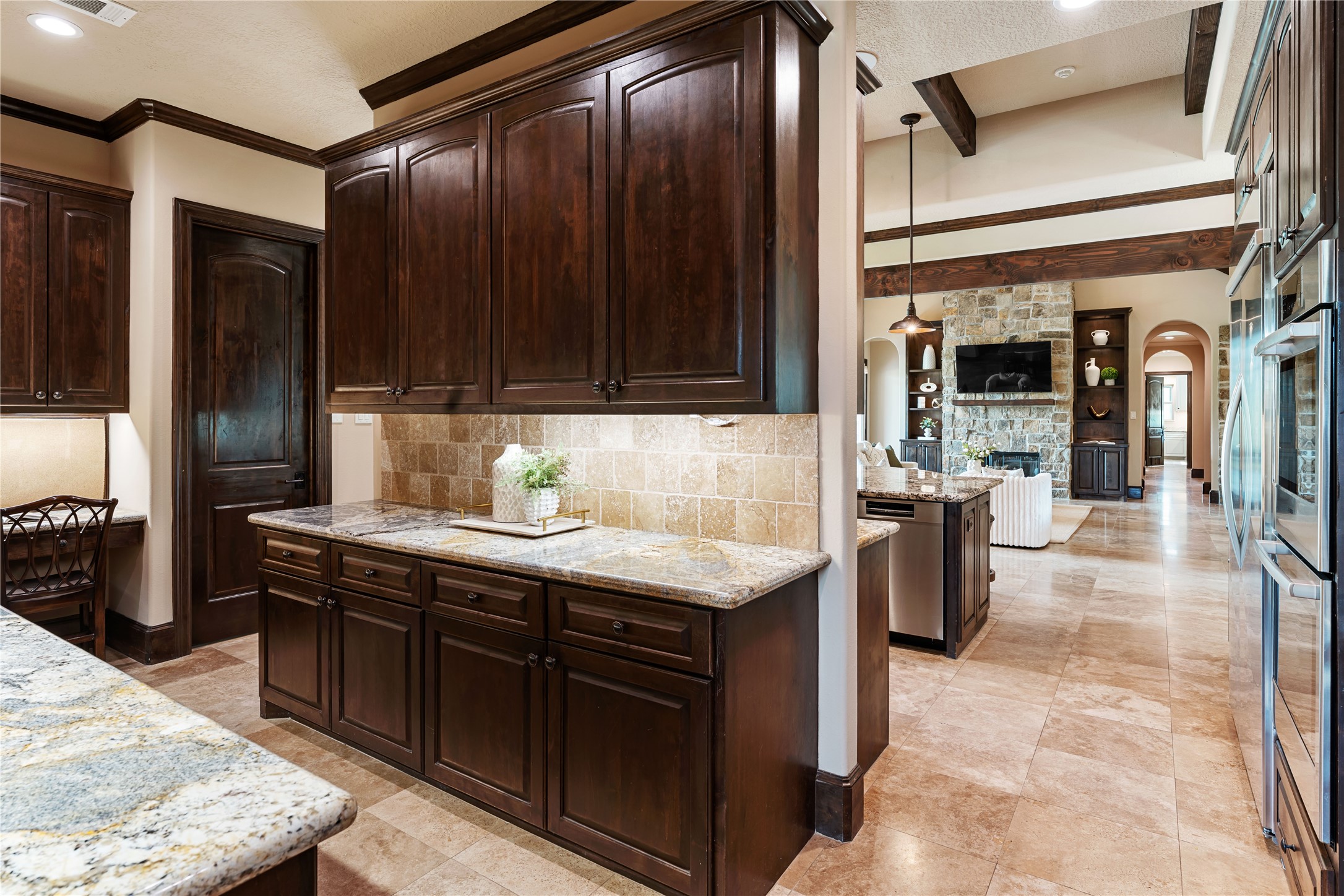 4727 Sugar Maple Court Fulshear, TX 77441 - Photo 15 of 50 The butler’s pantry area includes a small desk area, access to the pantry and a double Bosch
oven.