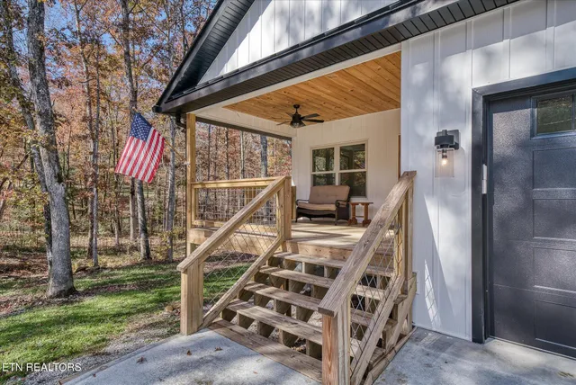 a view of entryway with a front door