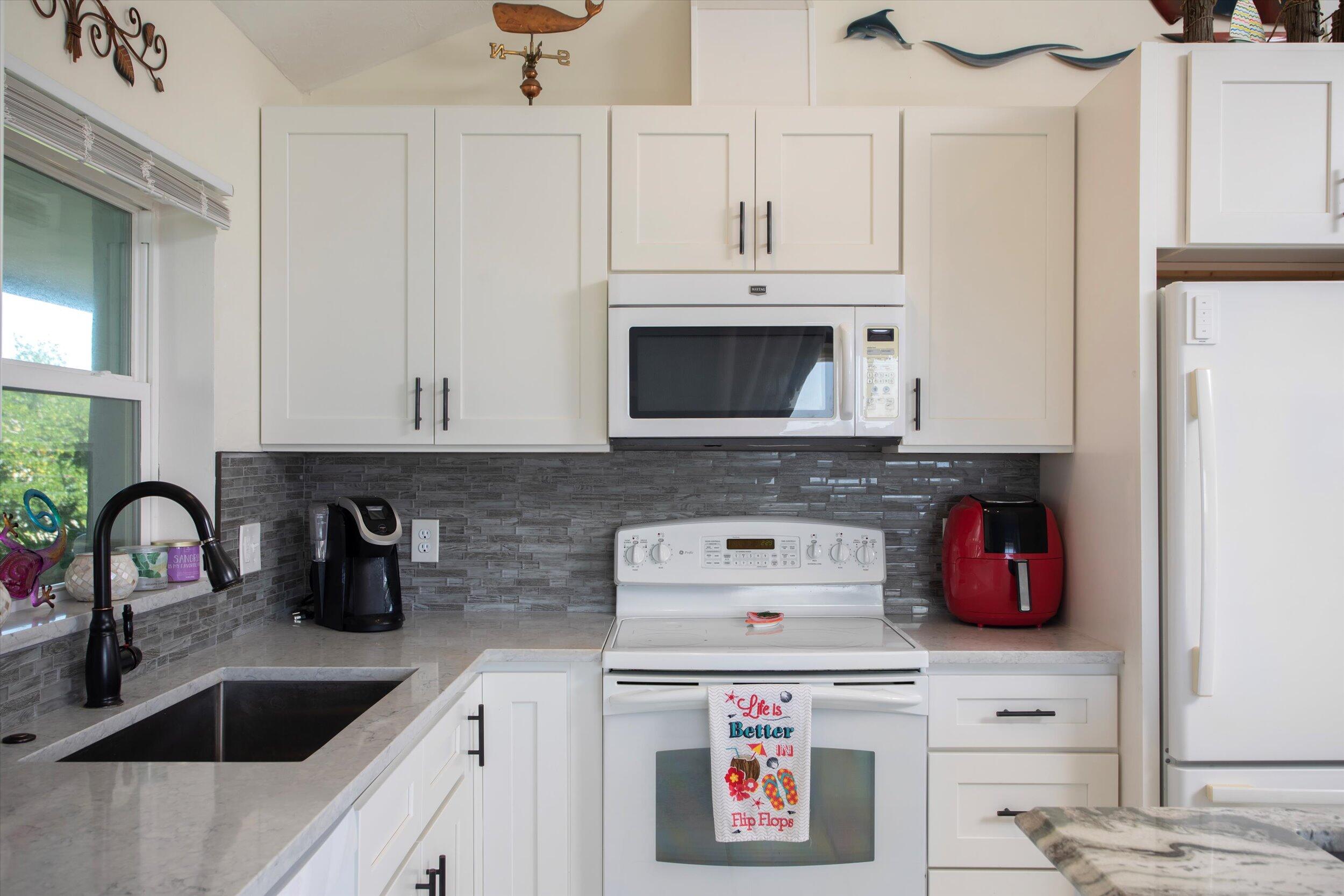 663 Indies Road Summerland Key, FL 33042 - Photo 11 of 32 14-0012 kitchen stove