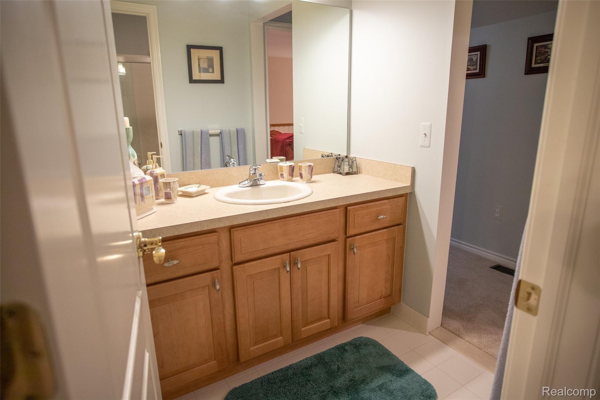 543 Bloomer Ridge Drive Rochester, MI 48307 - Photo 27 of 60 Private Sink/Vanity for 3rd Bedroom