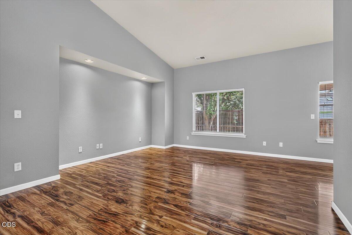 308 Live Oak Loop Central Point, OR 97502 - Photo 5 of 24