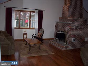 541 East Malaga Road Williamstown, NJ 08094 - Photo 5 of 12 Living Room