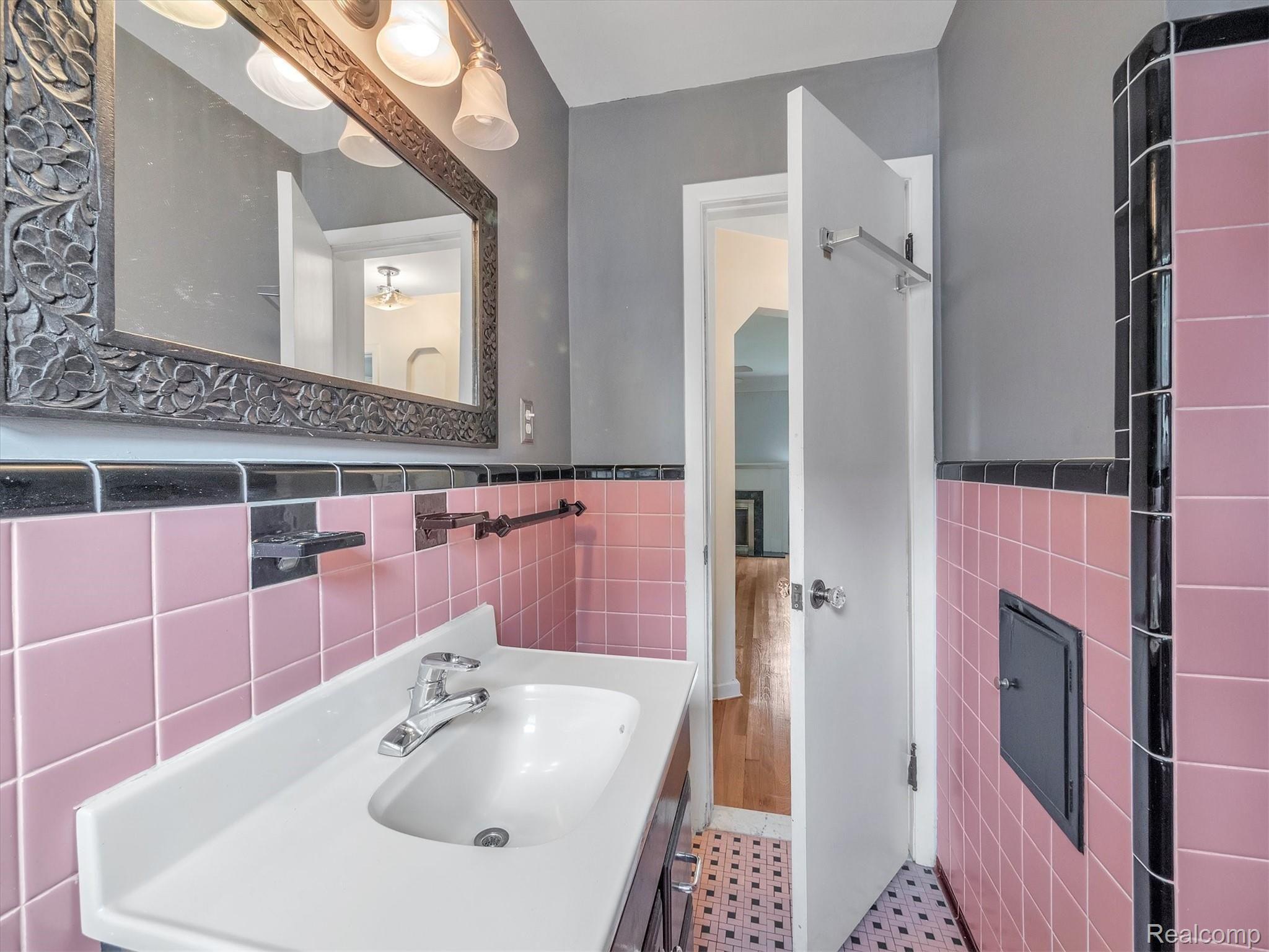 2736 Pembroke Road Birmingham, MI 48009 - Photo 15 of 36 Great shape retro main bath