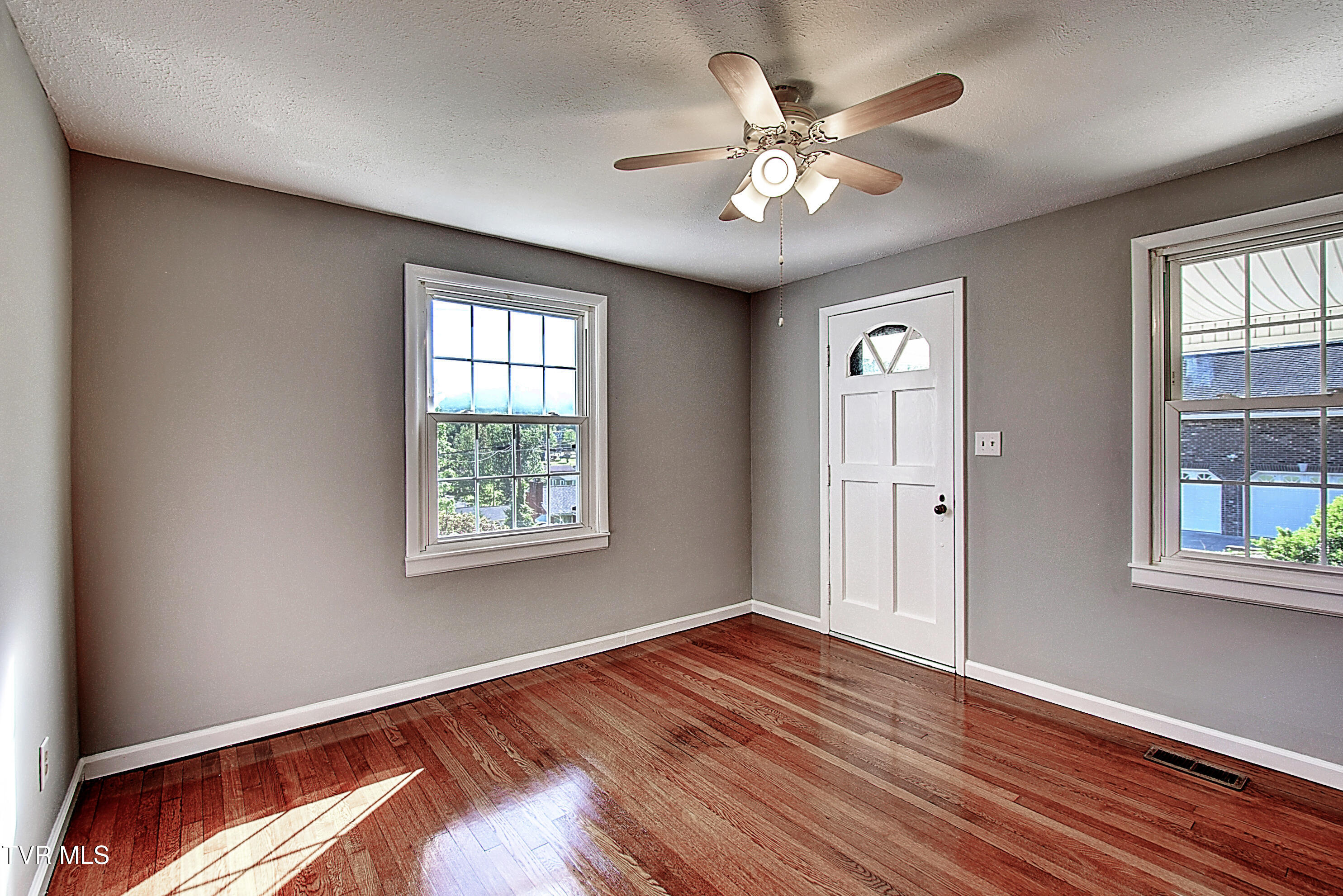 433 Division Street Elizabethton, TN 37643 - Photo 11 of 33 DSC_0142And8more