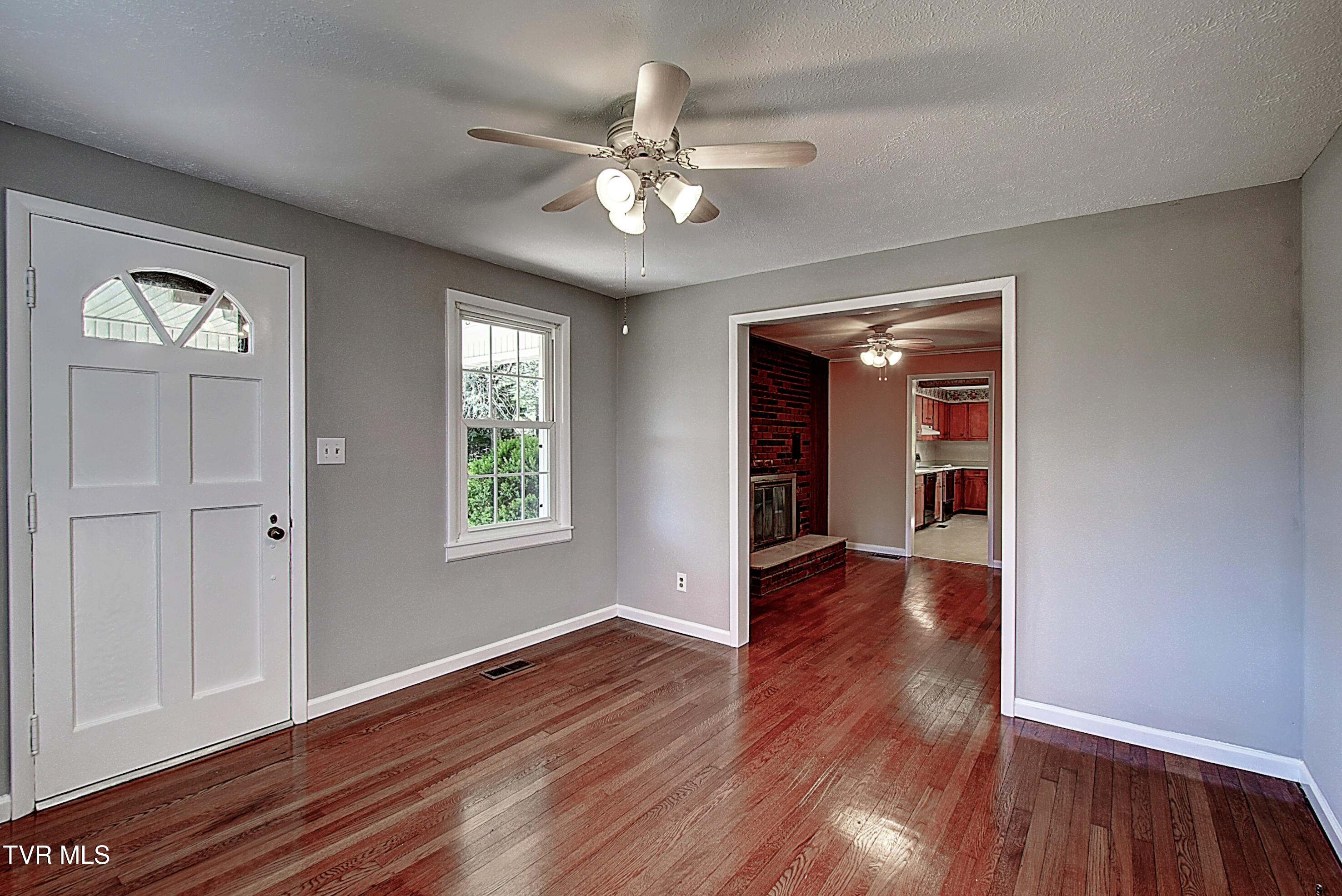 433 Division Street Elizabethton, TN 37643 - Photo 12 of 33 DSC_0151And8more