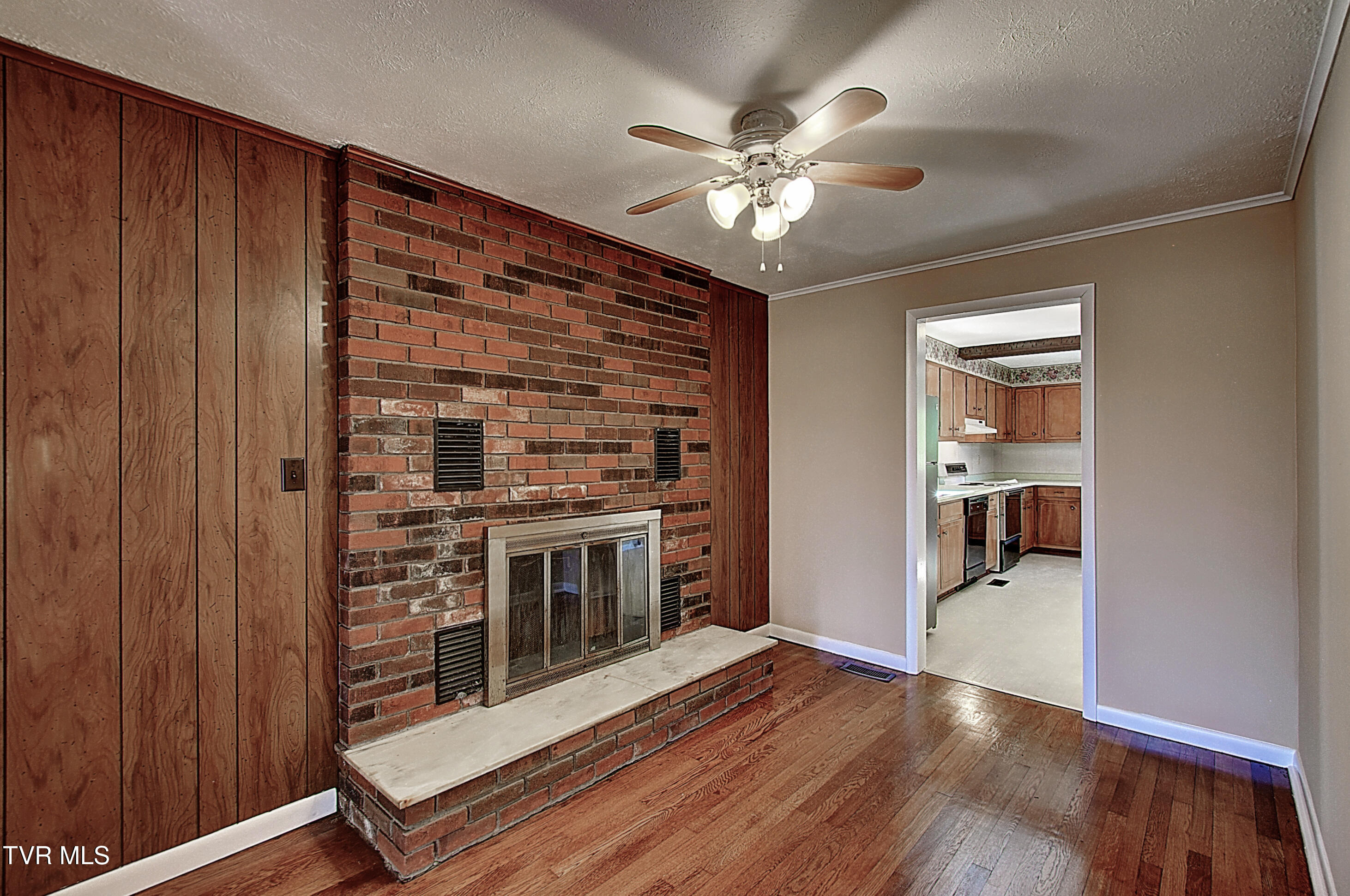 433 Division Street Elizabethton, TN 37643 - Photo 13 of 33 DSC_0169And8more