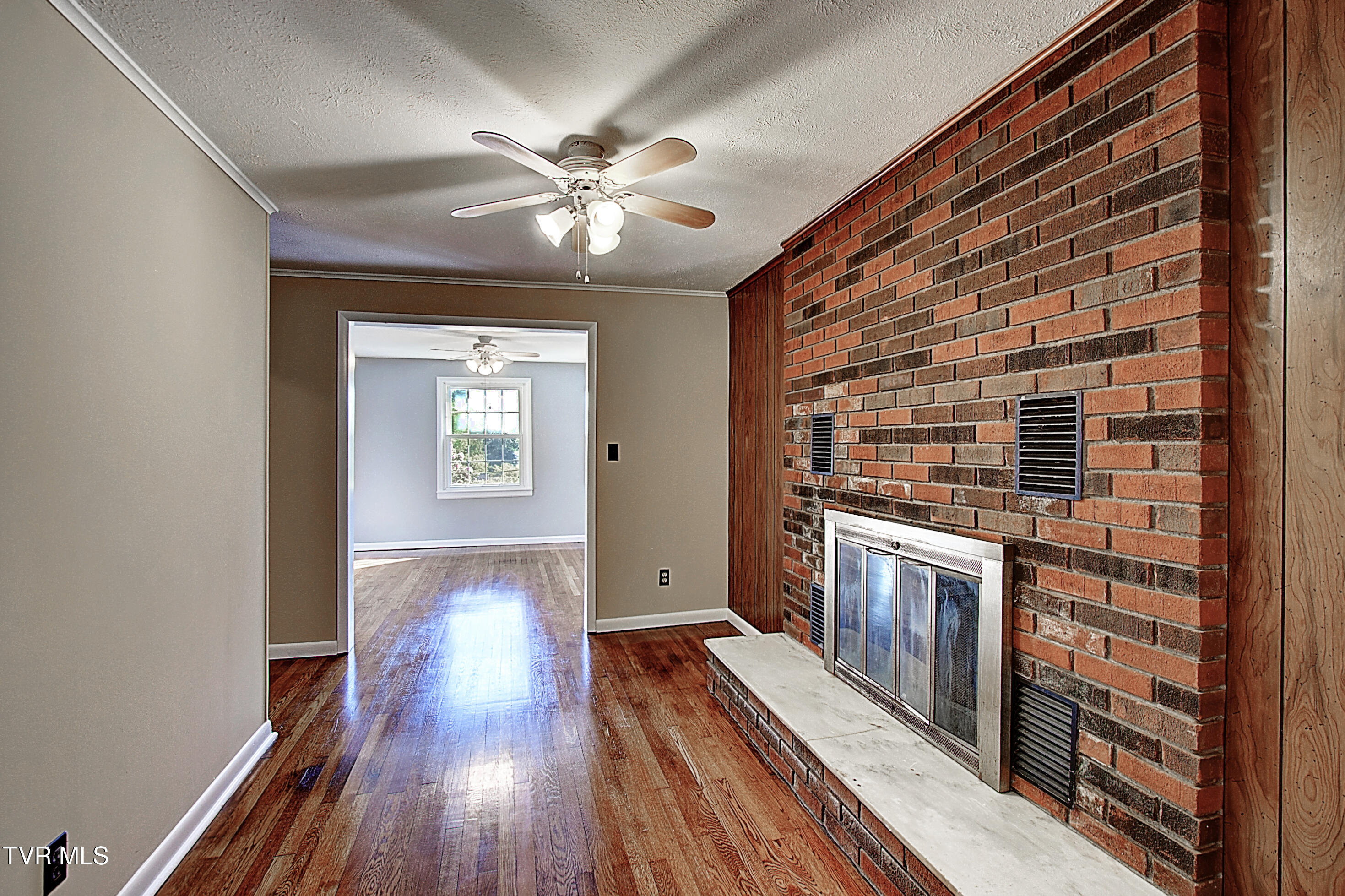 433 Division Street Elizabethton, TN 37643 - Photo 14 of 33 DSC_0187And8more
