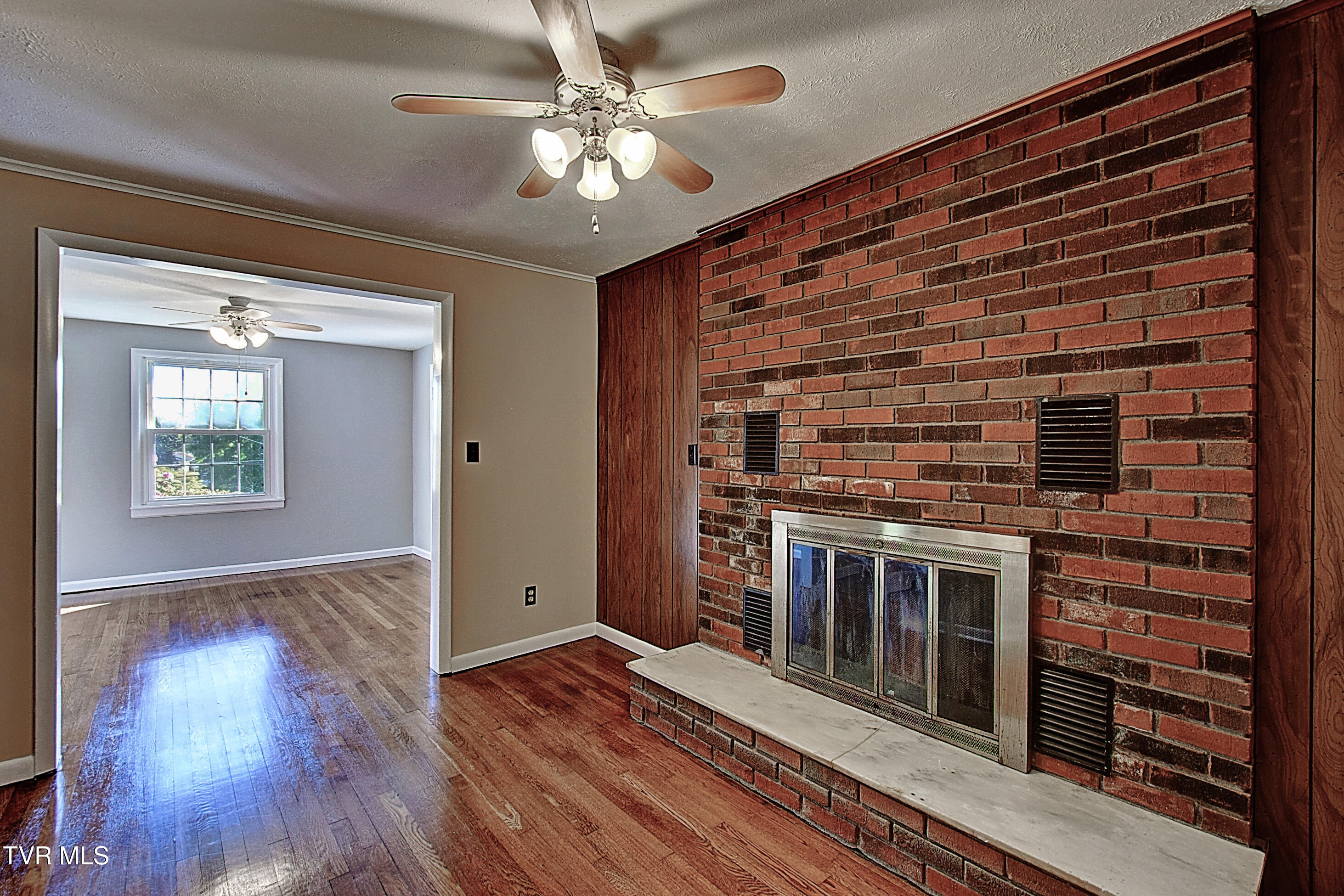 433 Division Street Elizabethton, TN 37643 - Photo 15 of 33 DSC_0205And8more