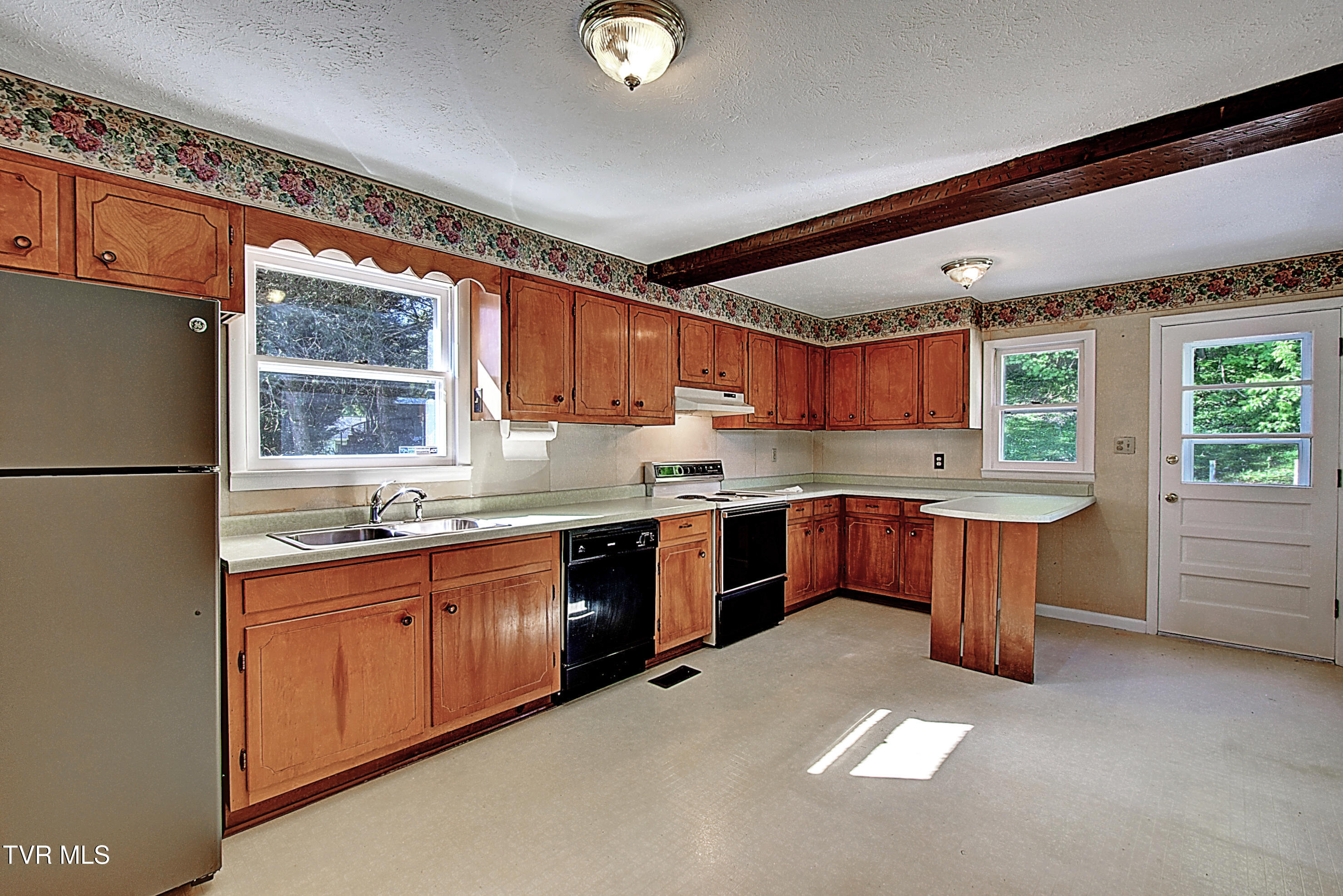 433 Division Street Elizabethton, TN 37643 - Photo 16 of 33 DSC_0223And8more