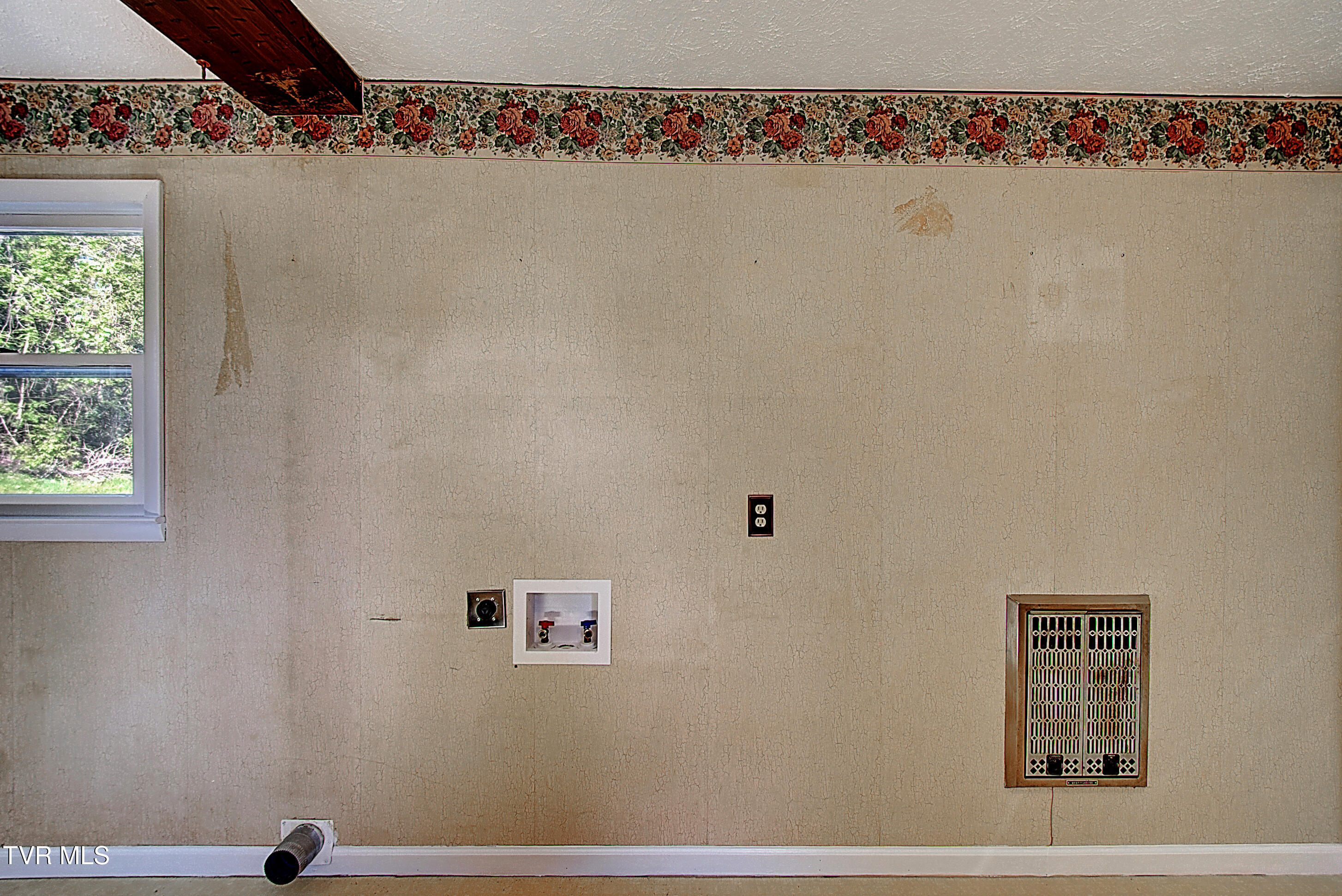 433 Division Street Elizabethton, TN 37643 - Photo 20 of 33 DSC_0286And8more