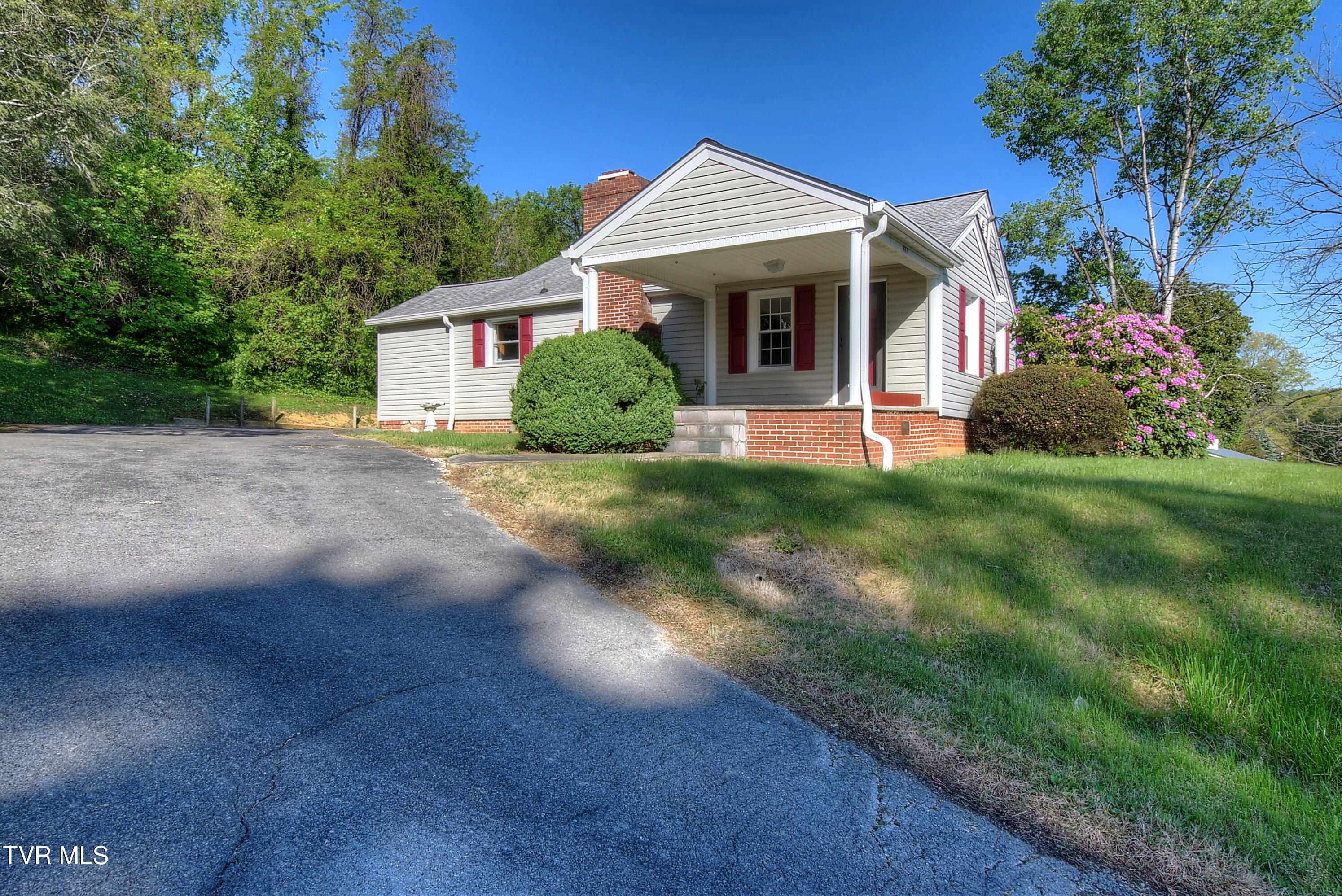 433 Division Street Elizabethton, TN 37643 - Photo 2 of 33 DSC_0001_2_3_4_5_6