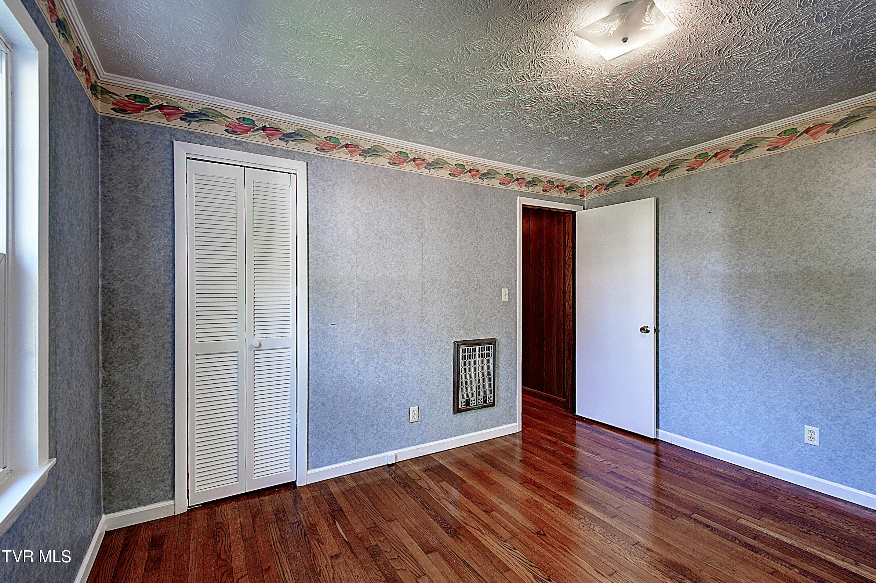 433 Division Street Elizabethton, TN 37643 - Photo 24 of 33 DSC_0403And8more