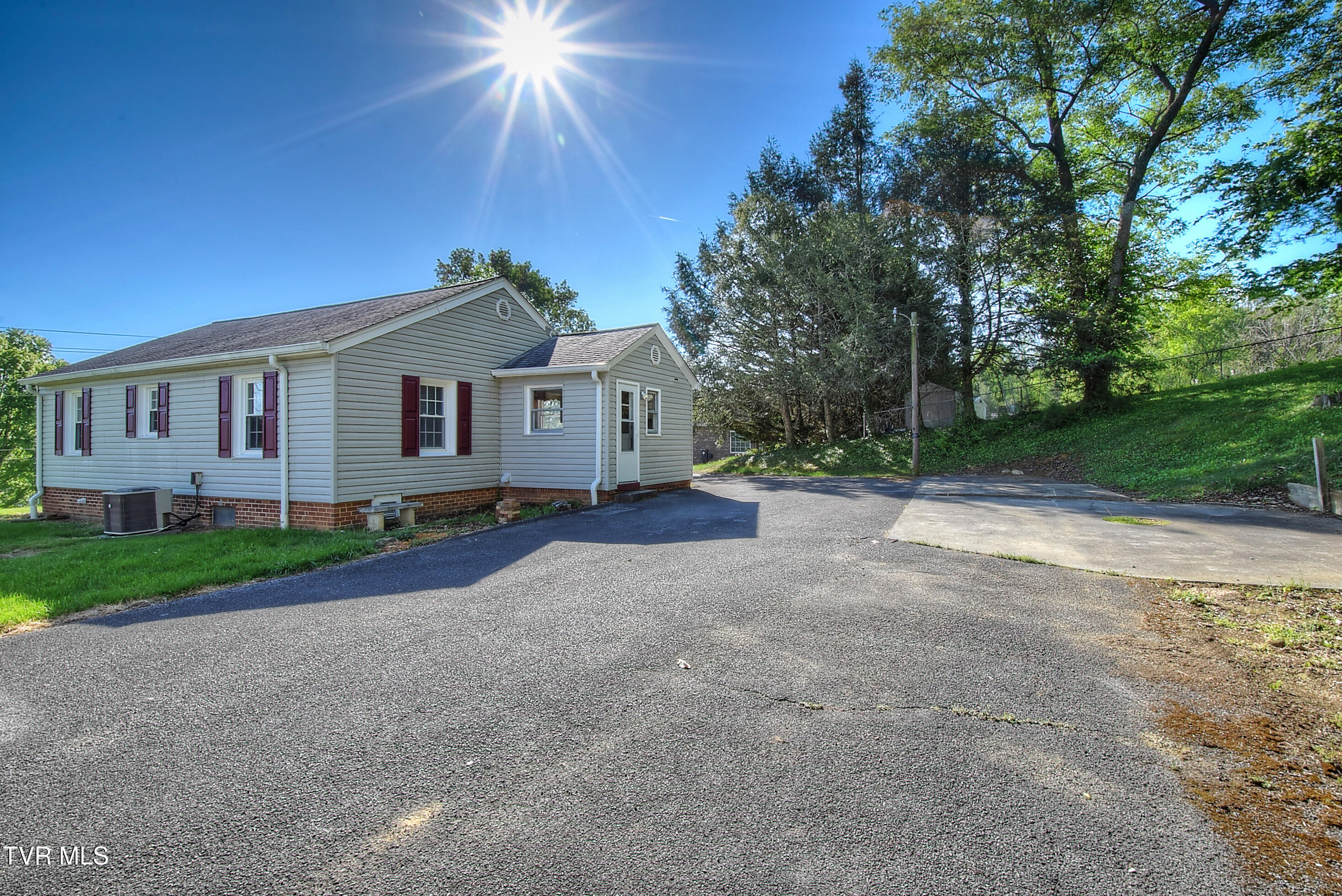 433 Division Street Elizabethton, TN 37643 - Photo 30 of 33 DSC_0454_5_6_7_8_10