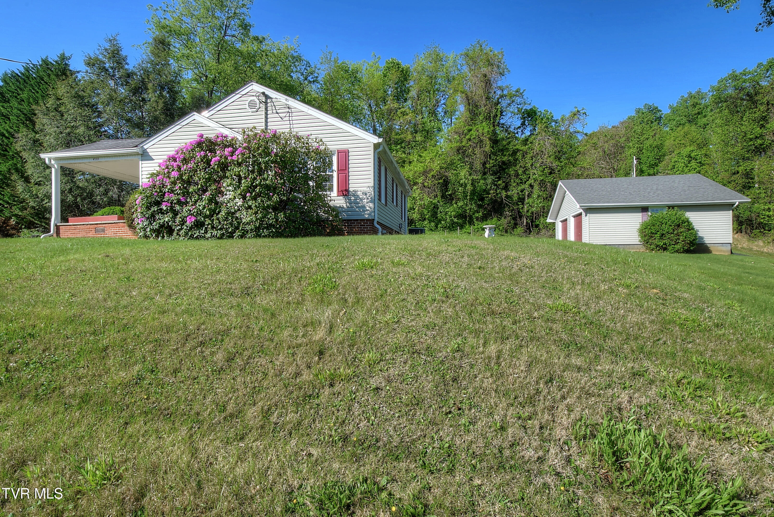 433 Division Street Elizabethton, TN 37643 - Photo 3 of 33 DSC_0019_20_21_22_23_24