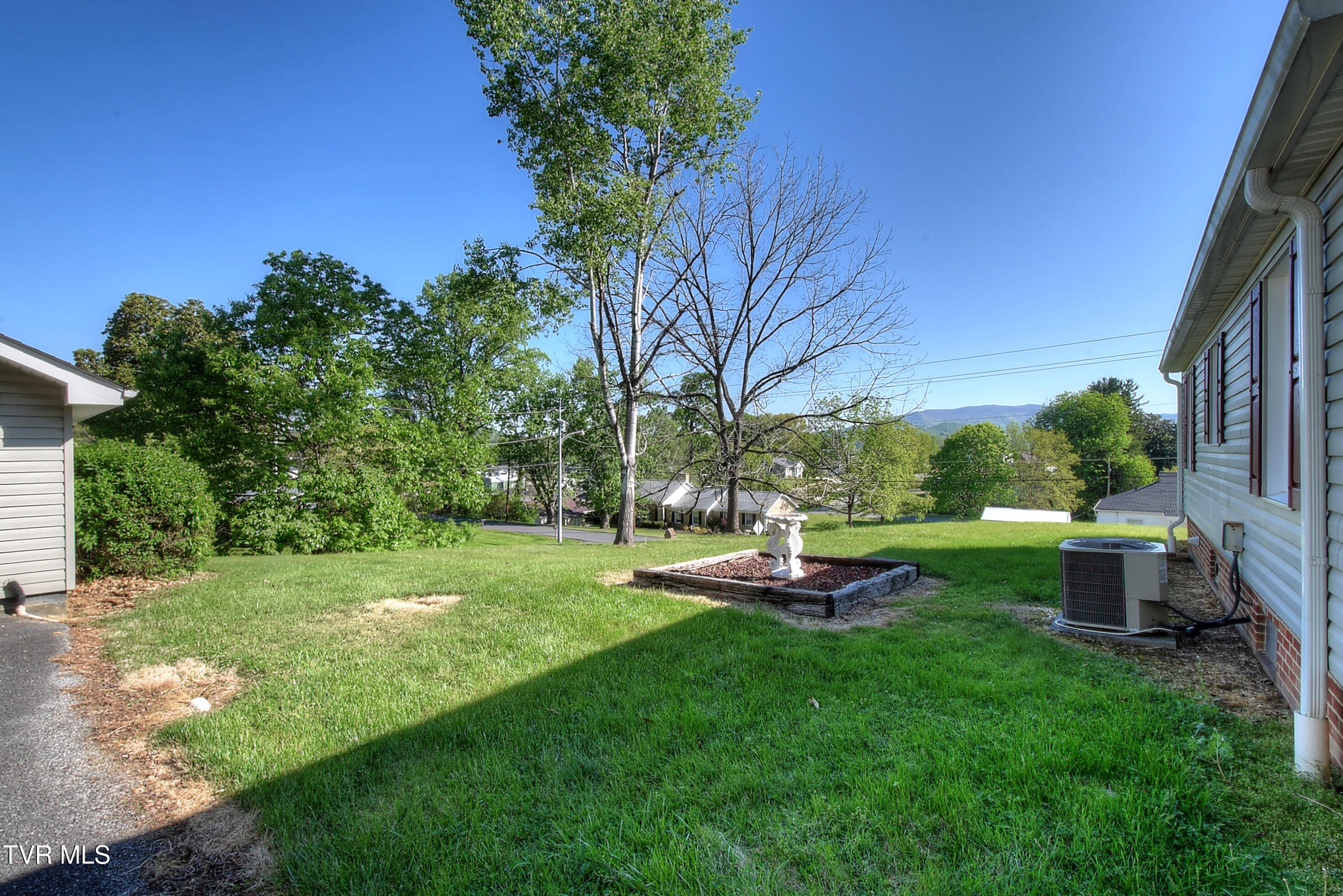 433 Division Street Elizabethton, TN 37643 - Photo 32 of 33 DSC_0454_5_6_7_8_13
