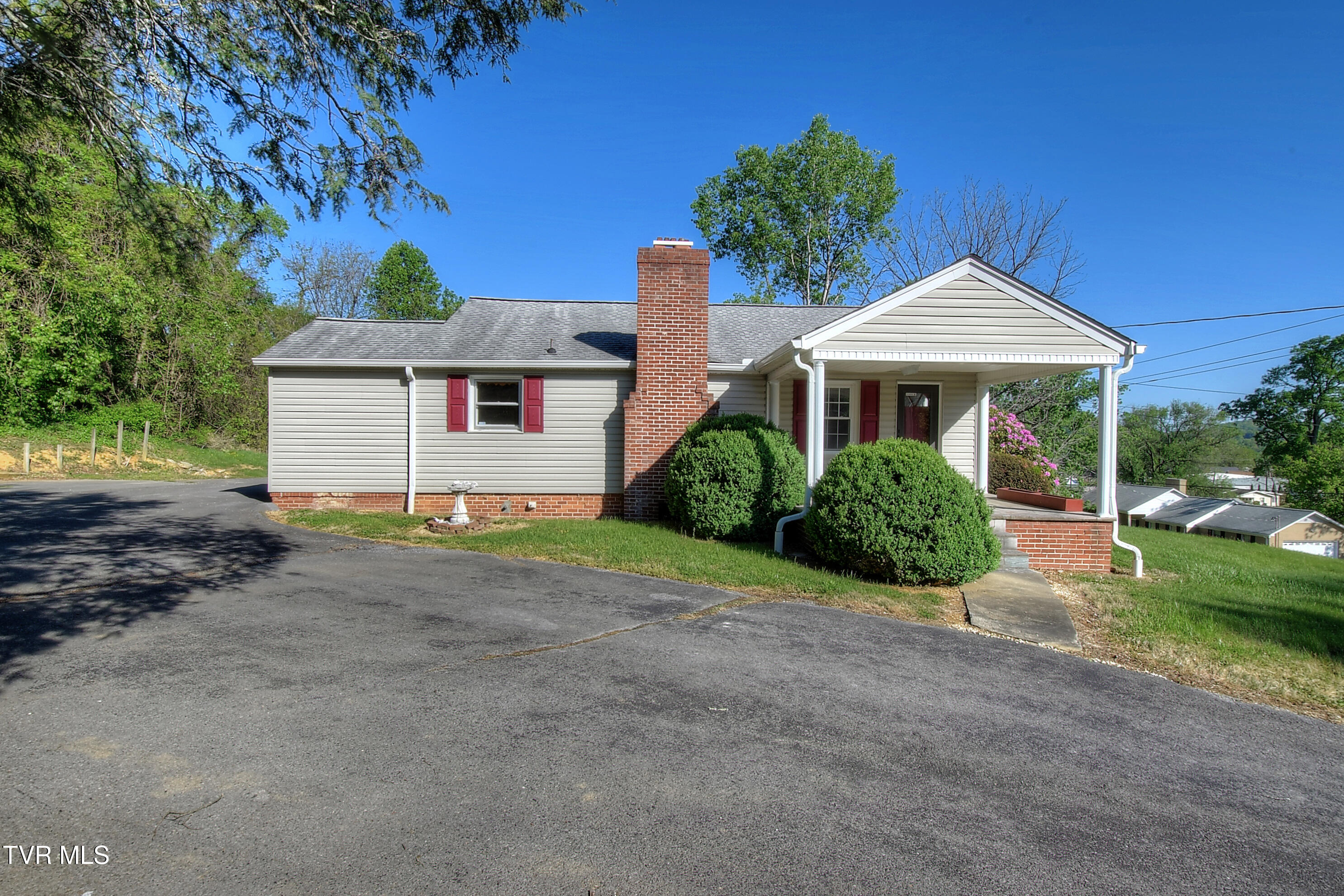 433 Division Street Elizabethton, TN 37643 - Photo 4 of 33 DSC_0025_26_27_28_29_30