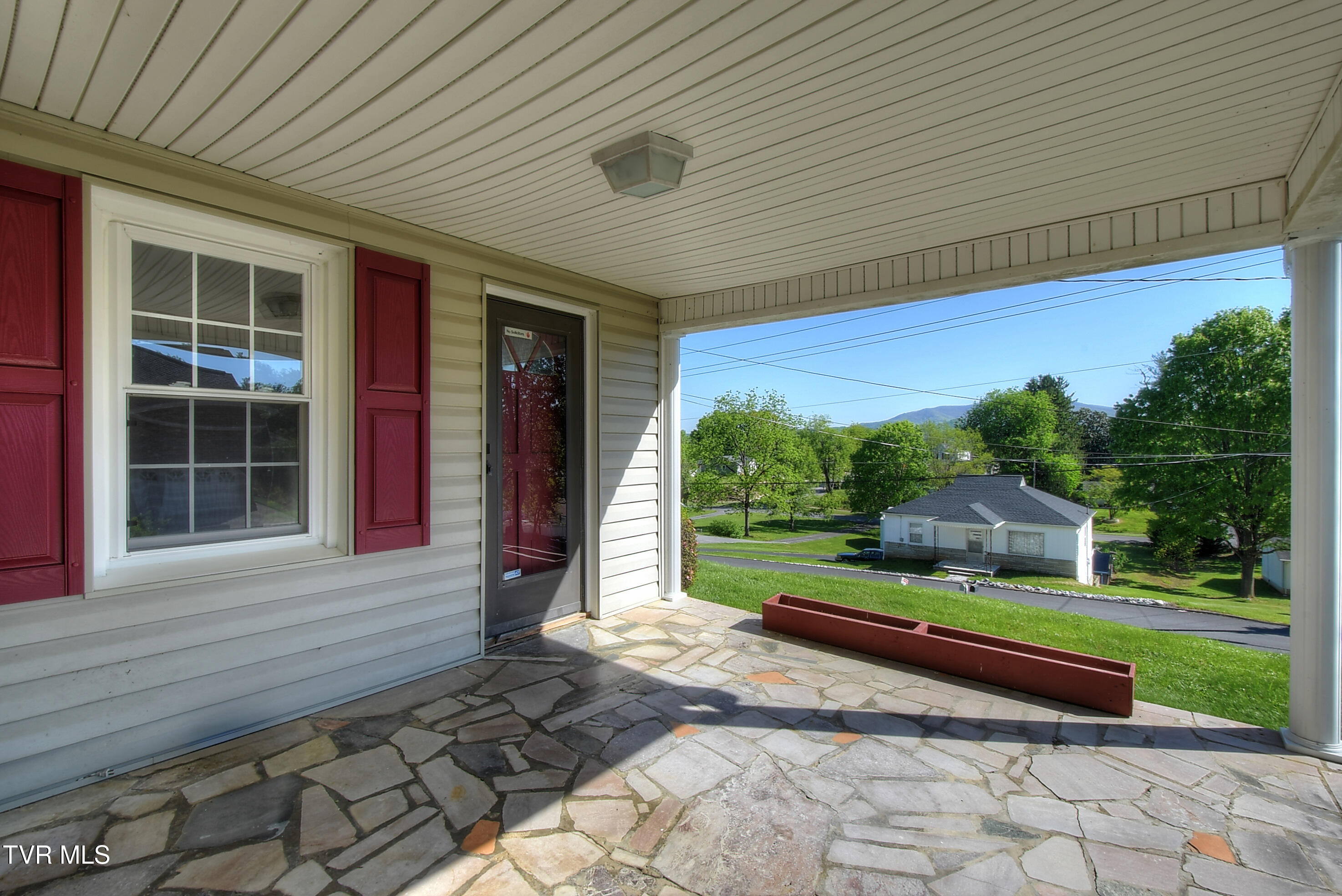 433 Division Street Elizabethton, TN 37643 - Photo 6 of 33 DSC_0043_4_5_6_7_9