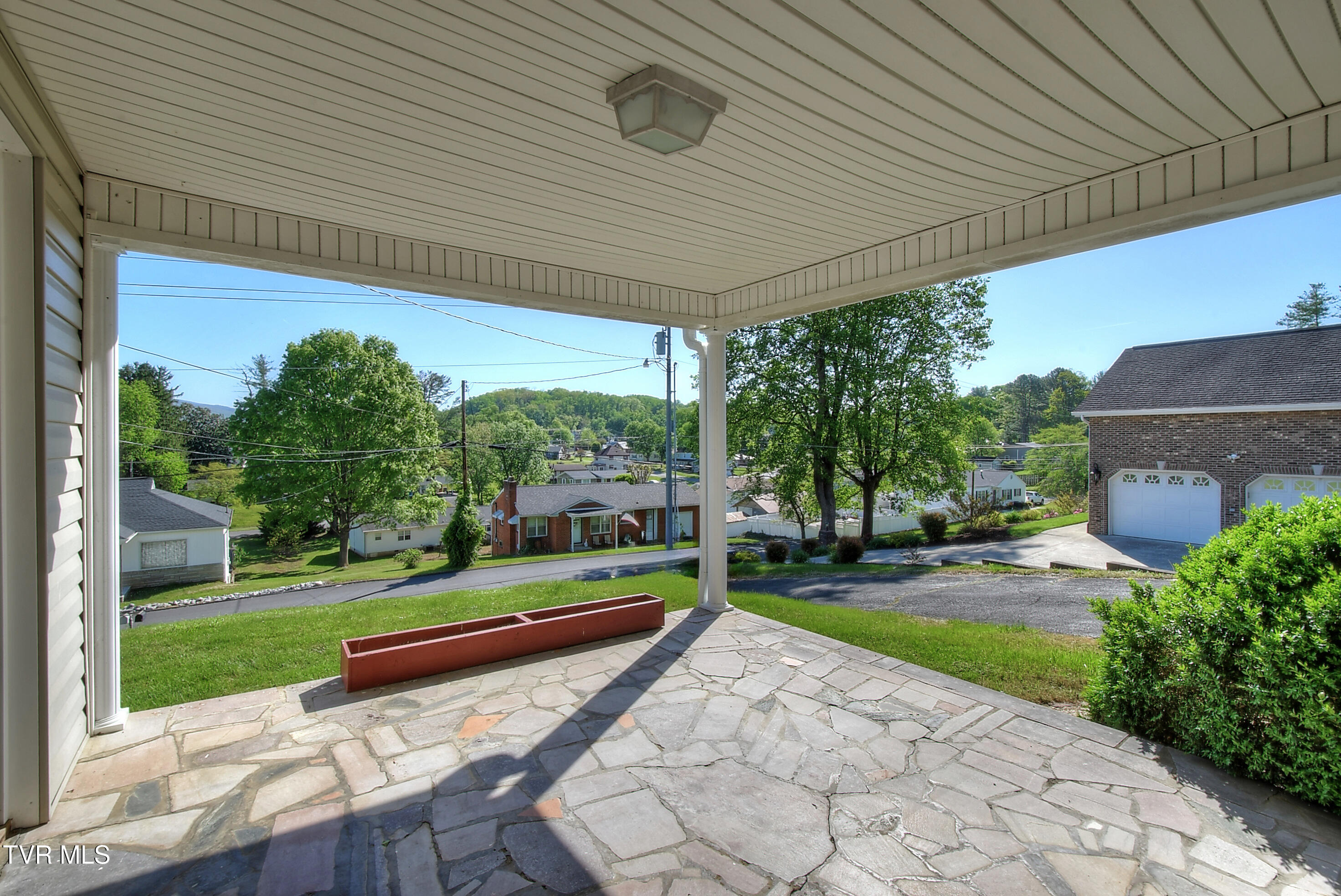 433 Division Street Elizabethton, TN 37643 - Photo 7 of 33 DSC_0043_4_5_6_7_10