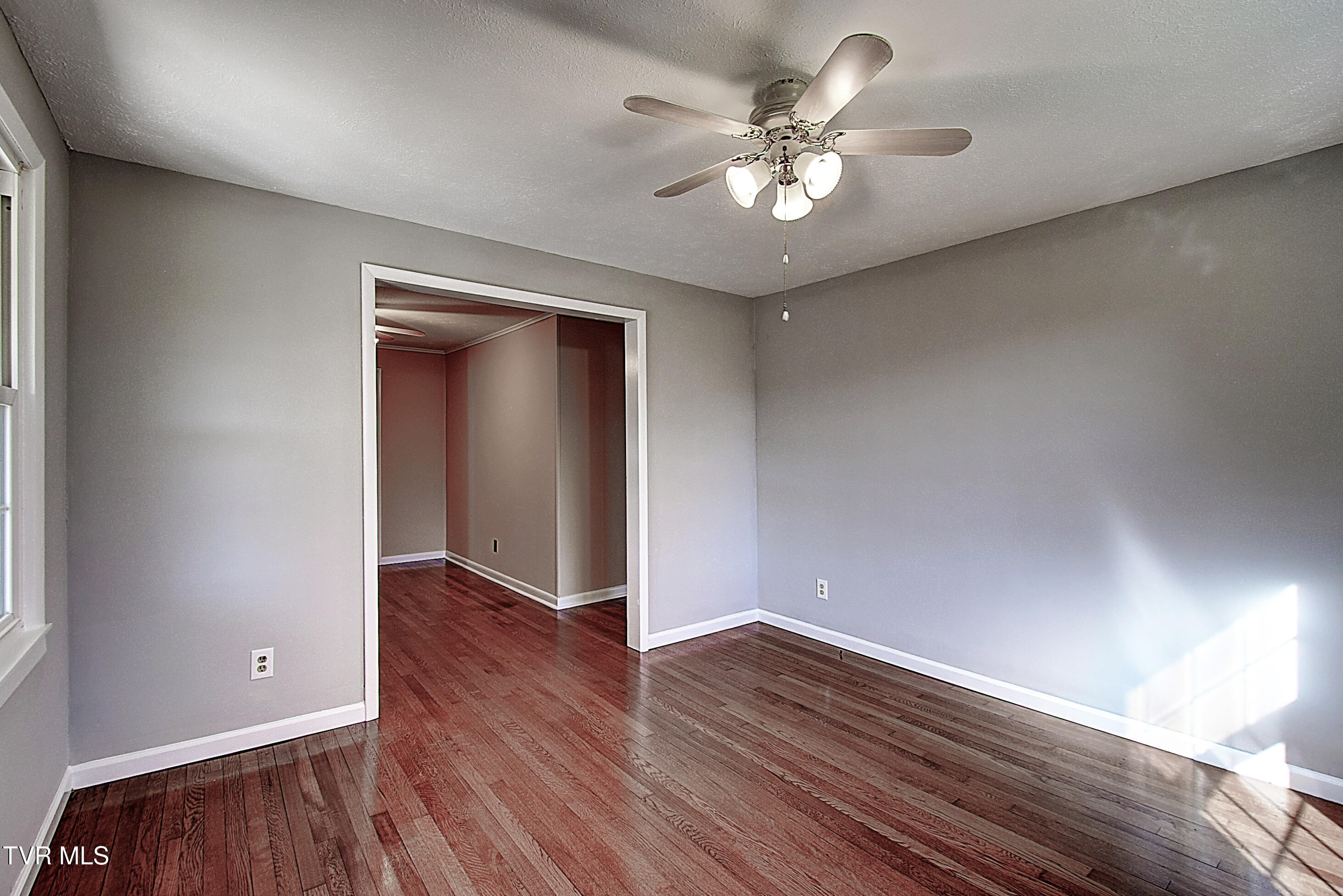 433 Division Street Elizabethton, TN 37643 - Photo 9 of 33 DSC_0106And8more