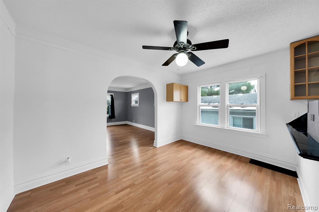 20085 Inkster Road Livonia, MI 48152 - Photo 13 of 36