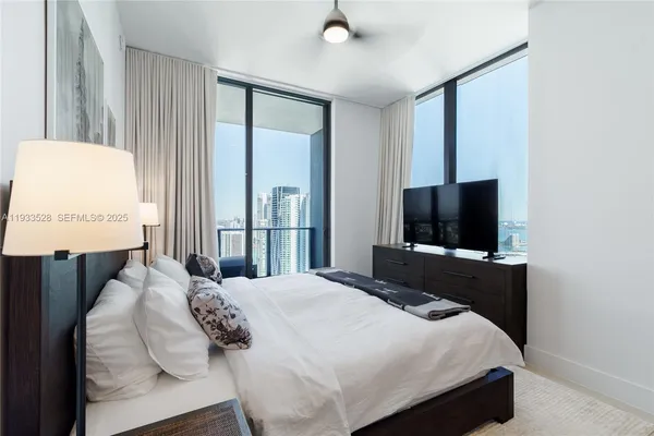 $6,500 | 601 Northeast 1st Avenue, Unit PH5001, Miami, FL 33132