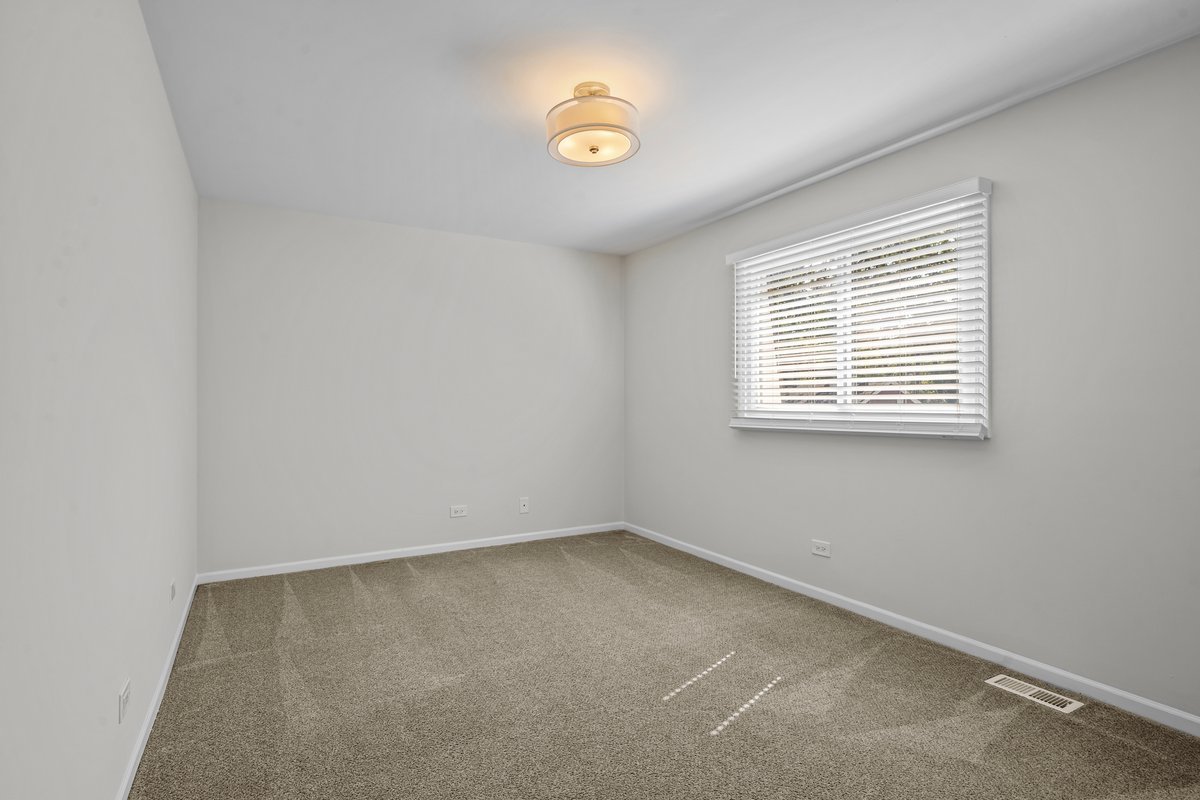 2500 Green Bay Road Highland Park, IL 60035 - Photo 11 of 18 an empty room with a window