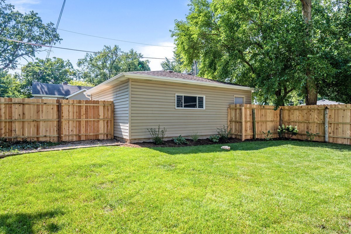 2500 Green Bay Road Highland Park, IL 60035 - Photo 17 of 18 a backyard of a house