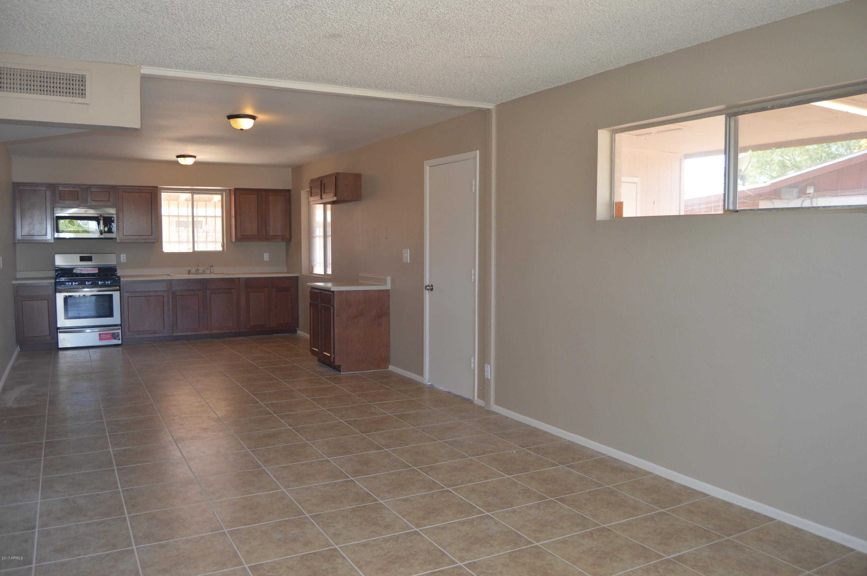 223 West Harwell Rd. Phoenix, AZ 85041 - Photo 4 of 23 Great Room