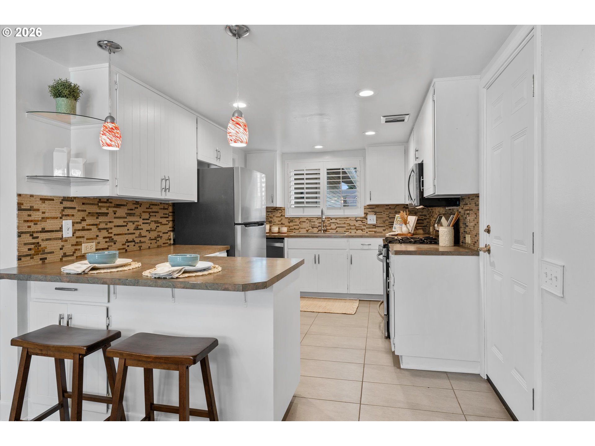 16720 Southwest 124th Avenue King City, OR 97224 - Photo 4 of 22 Kitchen