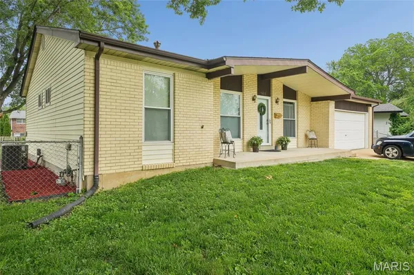 $225,000 | 7400 Town And Country Place, Hazelwood, MO 63042