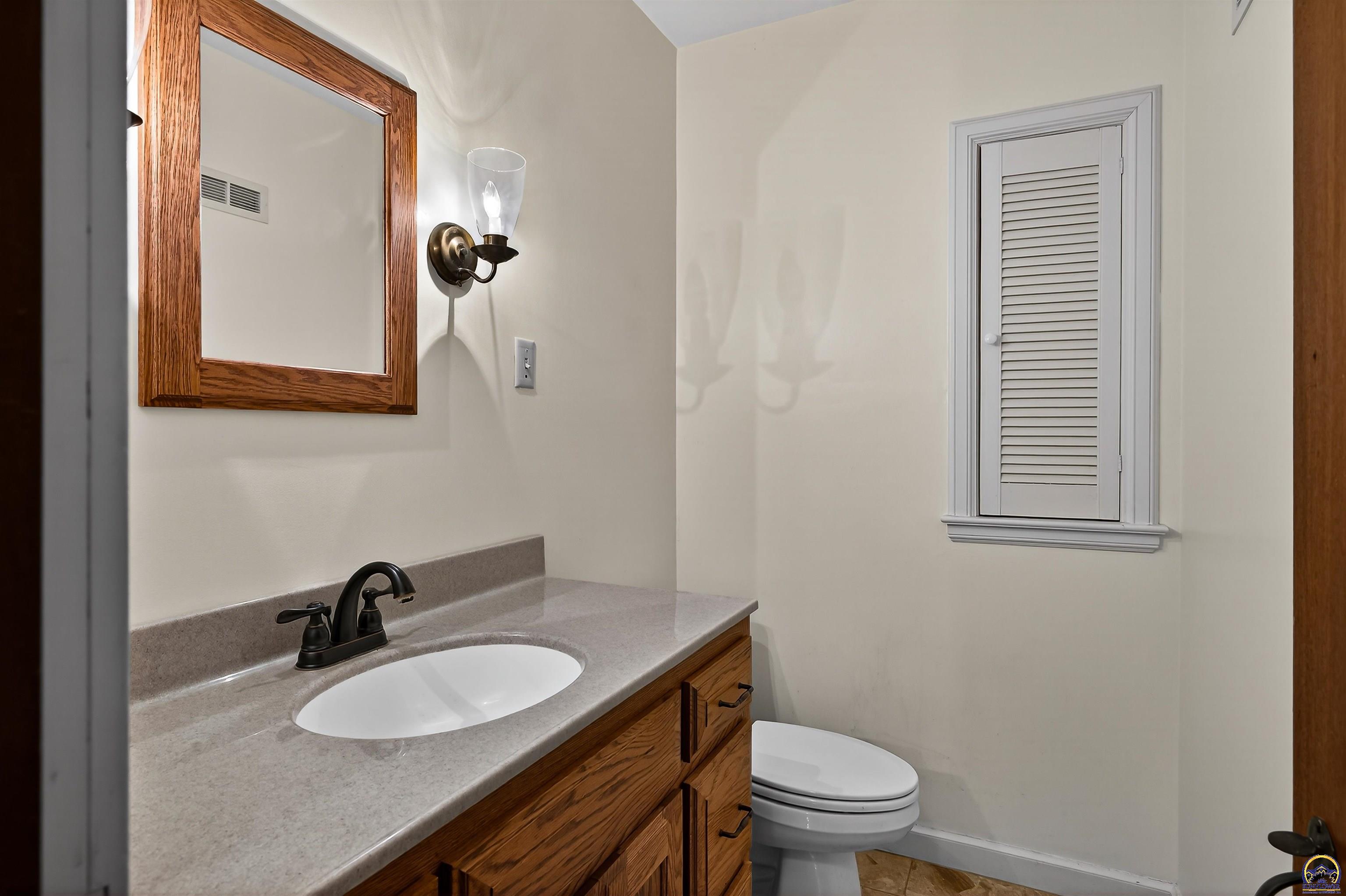 200 Southwest Yorkshire Road Topeka, KS 66606 - Photo 22 of 64