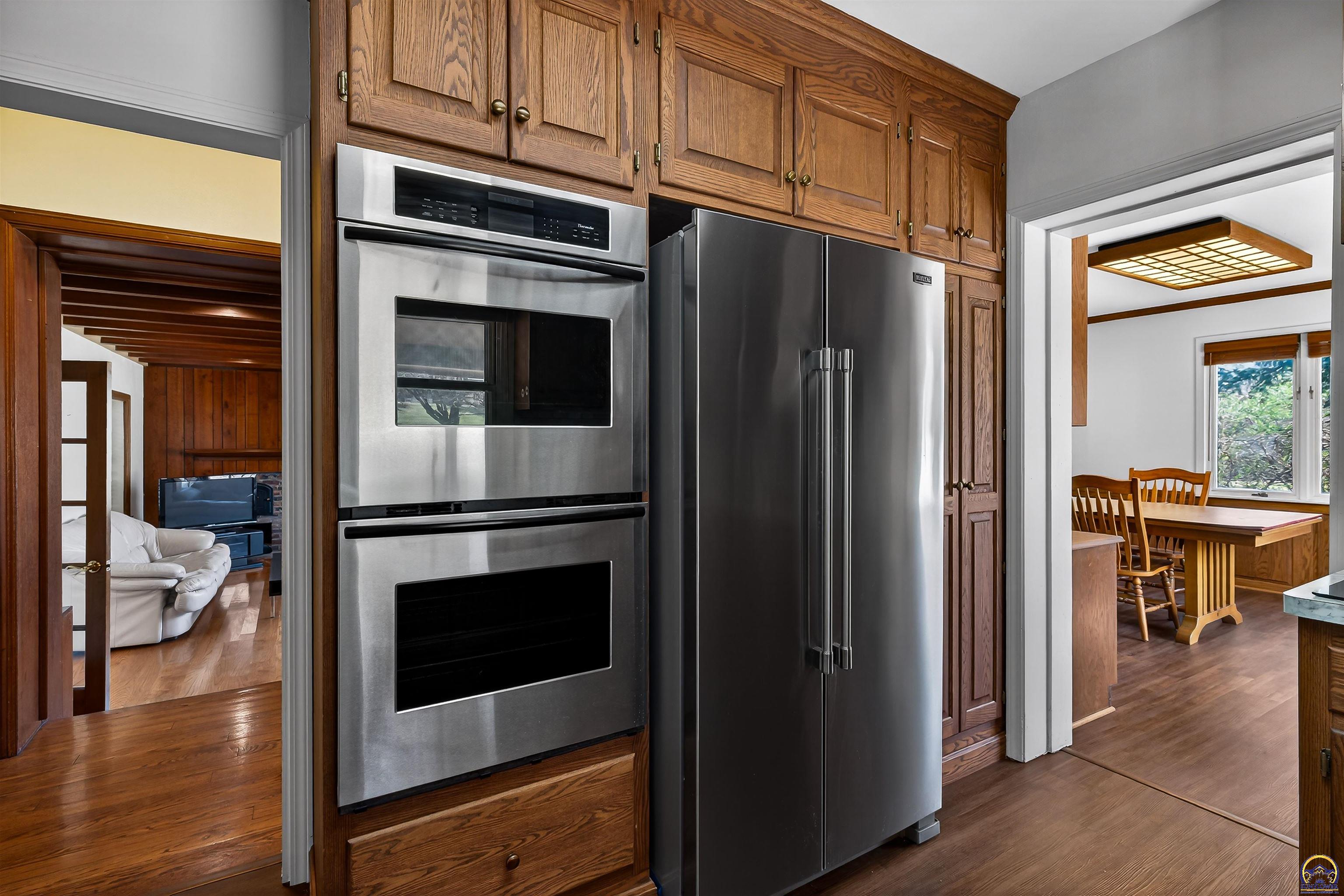 200 Southwest Yorkshire Road Topeka, KS 66606 - Photo 3 of 64