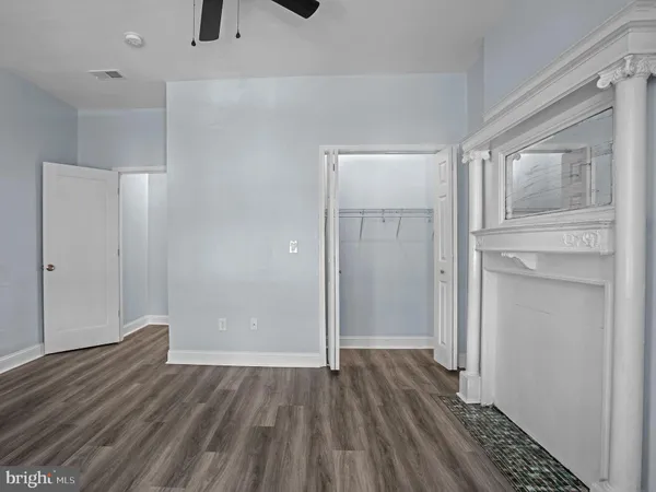 a view of a livingroom with wooden floor and closet