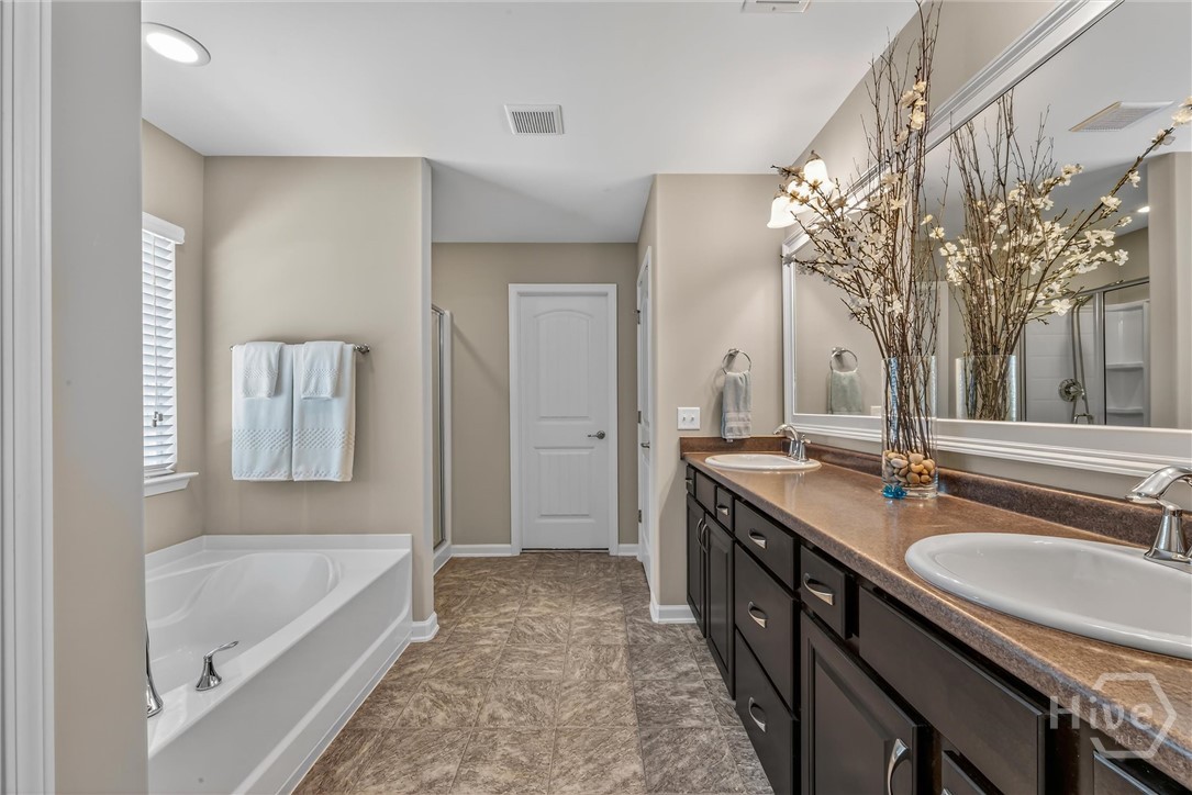 280 Willow Point Circle Savannah, GA 31407 - Photo 22 of 49 Primary en-suite bath with 2 walk-in closets & extra linen closet