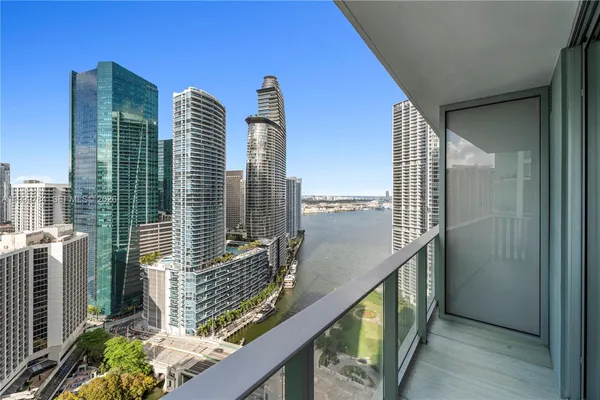 $4,300 | 77 Southeast 5th Street, Unit 3304, Miami, FL 33131
