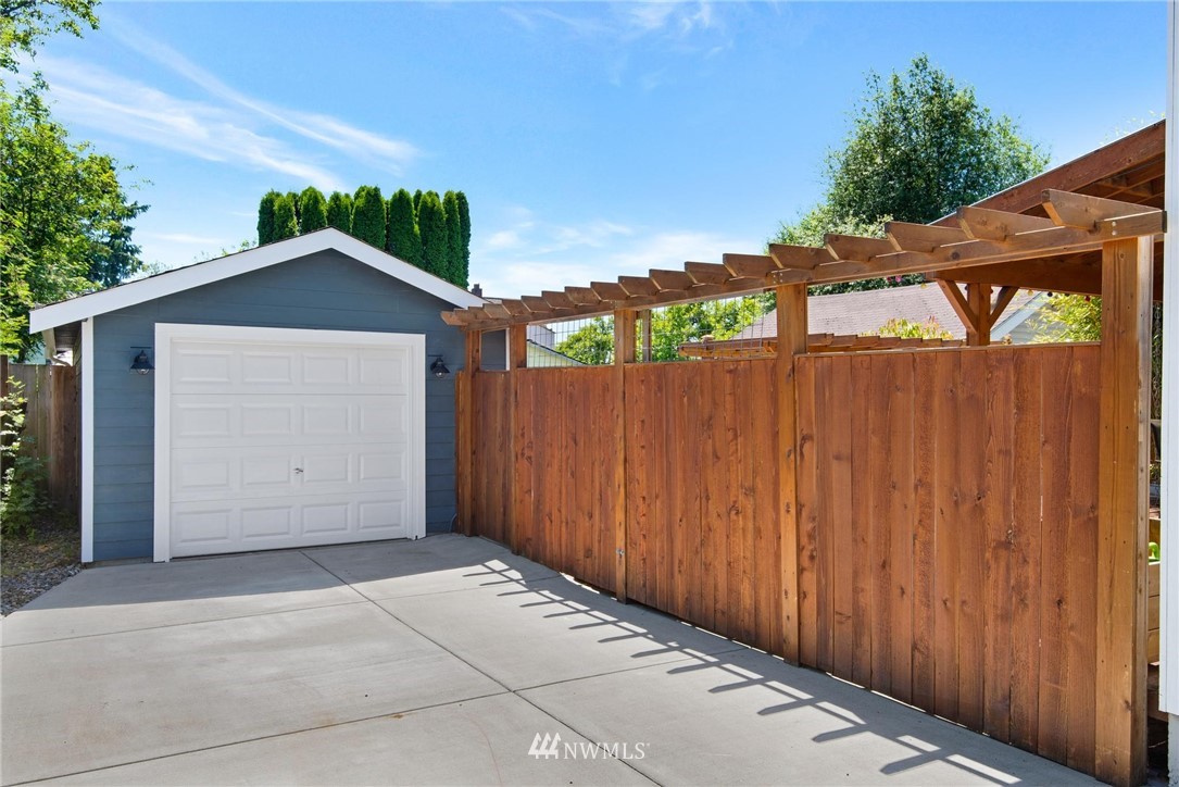 1219 Southwest Myrtle Street Seattle, WA 98106 - Photo 4 of 29 Gallery Image 4
