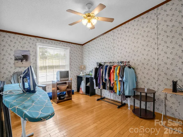 a view of a livingroom with furniture and a ceiling fan