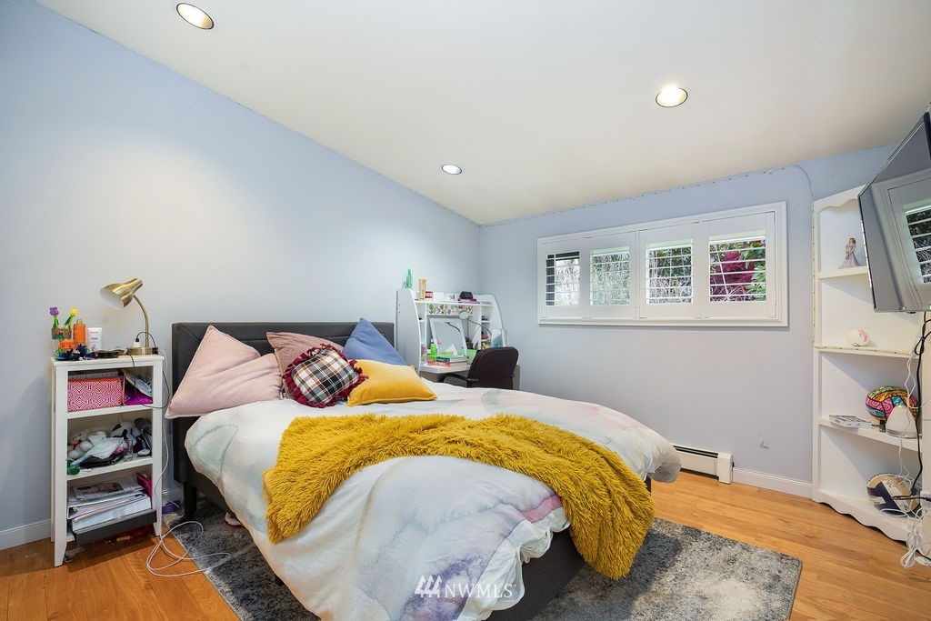 4044 East Mercer Way Mercer Island, WA 98040 - Photo 13 of 37 a bed sitting in a bedroom next to a window