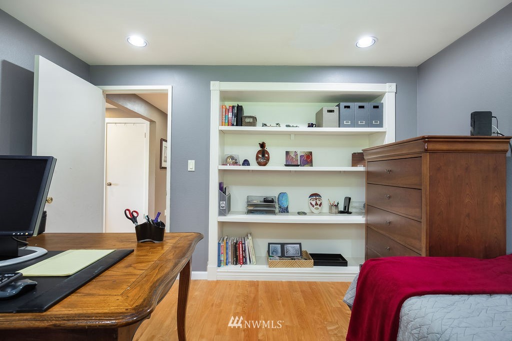 4044 East Mercer Way Mercer Island, WA 98040 - Photo 14 of 37 a room with furniture and a air conditioner vent